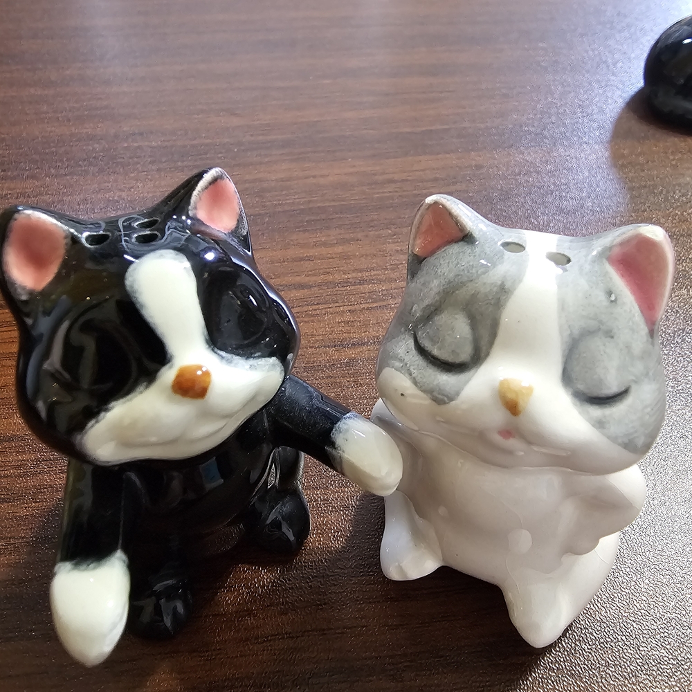 Cat Salt and Pepper Shakers - Picture 2 of 5